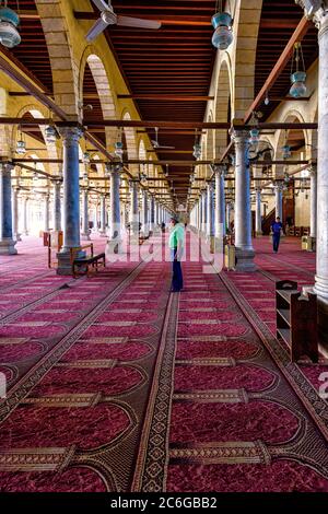 La sala di preghiera colonnata della Moschea di AMR ibn al-as al Cairo Foto Stock