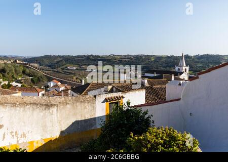 La piccola città di Obidos, Portogallo, che vanta un castello medievale Foto Stock