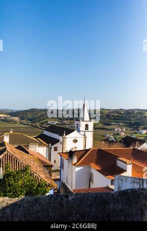 La piccola città di Obidos, Portogallo, che vanta un castello medievale Foto Stock