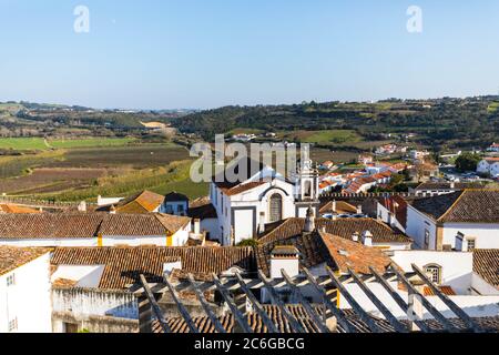 La piccola città di Obidos, Portogallo, che vanta un castello medievale Foto Stock