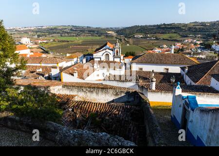 La piccola città di Obidos, Portogallo, che vanta un castello medievale Foto Stock