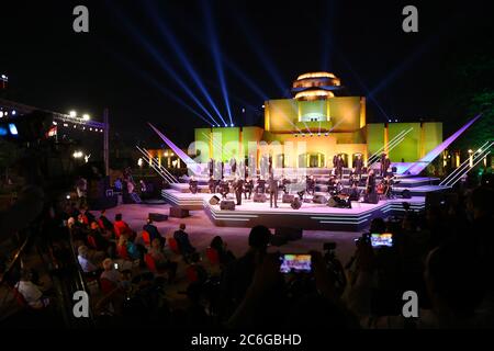 Cairo, Egitto. 9 luglio 2020. Il 9 luglio 2020, la gente guarda un concerto in un teatro all'aperto al Cairo Opera House, in Egitto. Il Cairo Opera House ha riaperto giovedì per circa 400 visitatori che hanno partecipato ad un concerto eseguito in un teatro all'aperto in mezzo a severe misure anti-COVID-19. Credit: Ahmed Gomaa/Xinhua/Alamy Live News Foto Stock