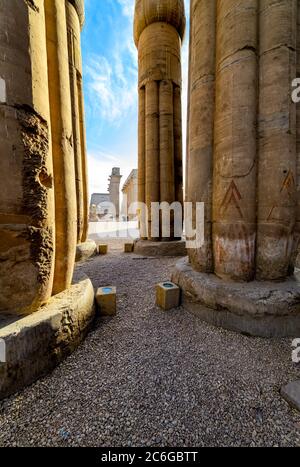 Guardando verso il colonnato processionale di Amenhotep III dalle file di colonne papiriche nella seconda corte di Amenhotep III al Tempio di luxor Foto Stock