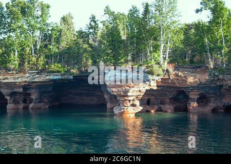 Splendide formazioni rocciose e grotte marine nel lago Apostle Islands National Lakeshore, lago Superior, Wisconsin Foto Stock