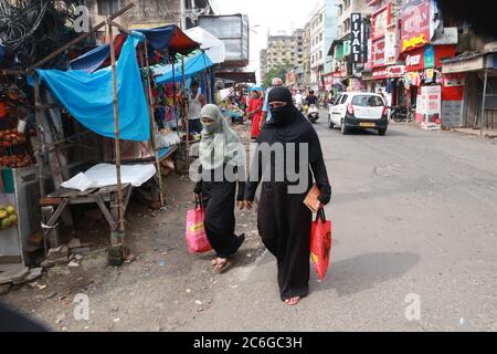 Kolkata, India. 8 luglio 2020. Pendolari con maschera facciale come precauzione contro il coronavirus nella zona di mercato a Howrah, India, giovedì 9 luglio 2020. (Foto di Dipa Chakraborty/Pacific Press) Credit: Pacific Press Agency/Alamy Live News Foto Stock