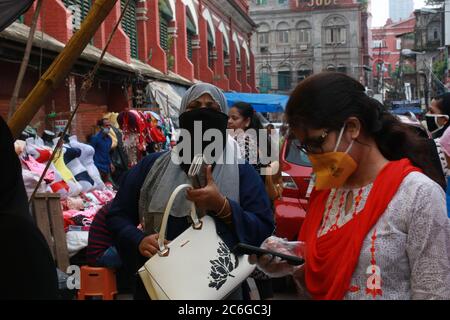 Kolkata, India. 8 luglio 2020. Pendolari con maschera facciale come precauzione contro il coronavirus nella zona di mercato a Kolkata, India, giovedì 9 luglio 2020. (Foto di Dipa Chakraborty/Pacific Press) Credit: Pacific Press Agency/Alamy Live News Foto Stock