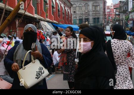 Kolkata, India. 8 luglio 2020. Pendolari con maschera facciale come precauzione contro il coronavirus nella zona di mercato a Kolkata, India, giovedì 9 luglio 2020. (Foto di Dipa Chakraborty/Pacific Press) Credit: Pacific Press Agency/Alamy Live News Foto Stock