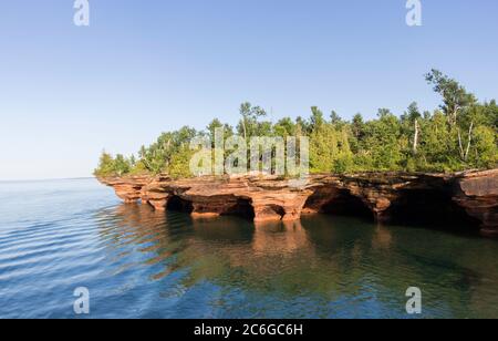 Splendide formazioni rocciose e grotte marine nel lago Apostle Islands National Lakeshore, lago Superior, Wisconsin Foto Stock