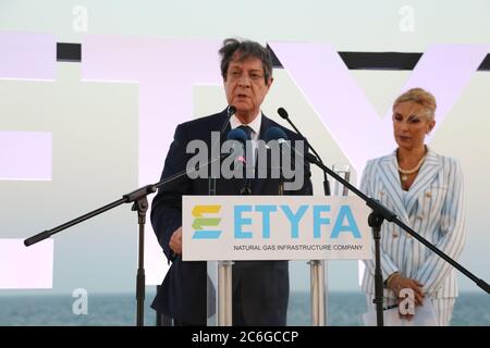 Limassol, Cipro. 9 luglio 2020. Il presidente cipriota Nicos Anastasiades (L) partecipa alla cerimonia di fondazione degli impianti di gas naturale liquido (GNL) a Limassol, Cipro, il 9 luglio 2020. Gli impianti di gas naturale liquido (GNL) attualmente in fase di costruzione da parte di una società cinese è il più grande progetto energetico mai intrapreso a Cipro, ha detto il presidente Nicos Anastasiades giovedì. Credit: Zhang Baoping/Xinhua/Alamy Live News Foto Stock