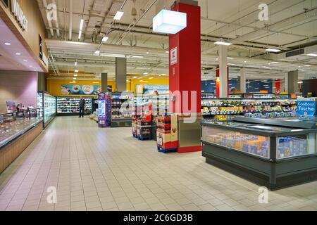 BERLINO, GERMANIA - CIRCA SETTEMBRE 2019: Scatto interno di Kaufland a Berlino. Kaufland è una catena tedesca di ipermercati, parte del gruppo Schwarz che Foto Stock