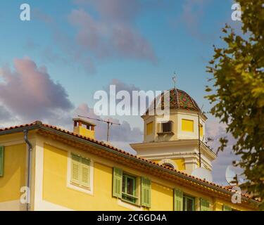 Tetti colorati sulla cupola al tramonto Foto Stock