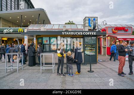 BERLINO, GERMANIA - CIRCA SETTEMBRE 2019: Chiosco Starbucks visto a Berlino. Foto Stock