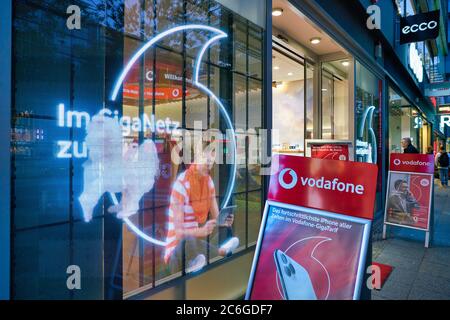 BERLINO, GERMANIA - 20 SETTEMBRE 2019: Ingresso al Vodafone Shop di Berlino. Vodafone Group plc è una multinazionale di telecomunicazioni. Foto Stock