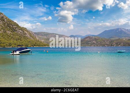 Lago Vouliagmeni vicino Loutraki in una giornata estiva, Grecia Foto Stock