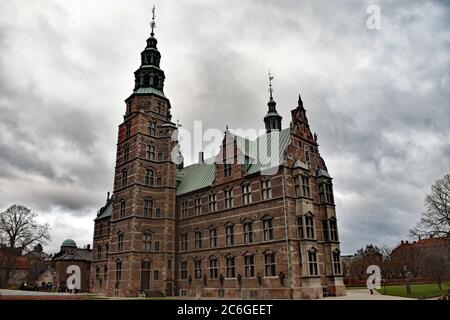 Castello di Rosenborg a Copenhagen, Danimarca. Le nuvole di pioggia scure si raccolgono in alto. Il castello è in stile rinascimentale olandese con tetto verde. Foto Stock