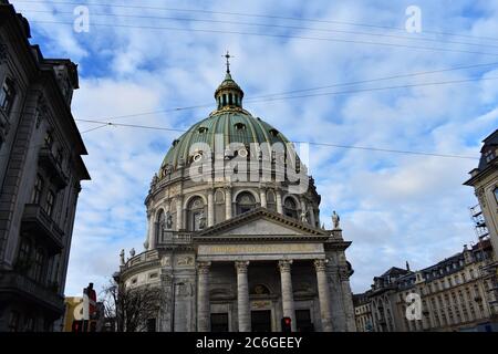 La Chiesa di marmo (Frederik) con una grande cupola verde e oro. Cavi e fili attraversano l'alto da edifici vicini. Copenaghen, Danimarca. Foto Stock