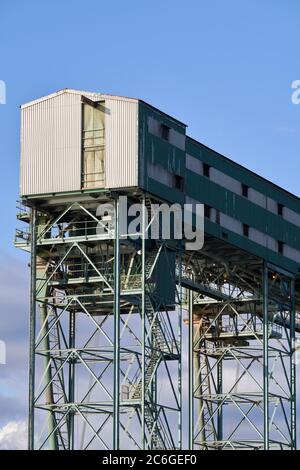Elevatore della granella utilizzato per il carico di navi da carico al terminal Viterra Cascadia di Vancouver, British Columbia, Canada, guardando verso est, Nord est Foto Stock
