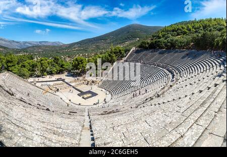 Antico teatro Epidauro, Argolida, Grecia in una giornata estiva Foto Stock