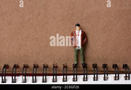 Figura accanto al notebook a spirale Foto Stock