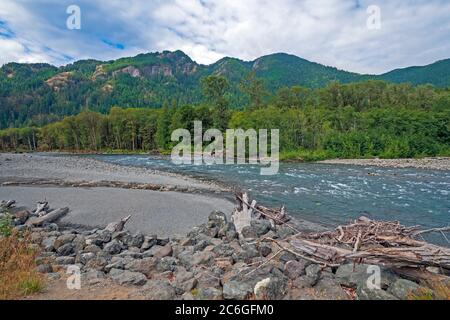 Giornata di sole lungo un fiume di montagna sul fiume Elwha nel Parco Nazionale Olimpico di Washington Foto Stock