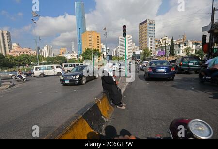 Beirut. 9 luglio 2020. Una vecchia donna si multa in una strada a Beirut, Libano, 9 luglio 2020. I libanesi hanno sofferto di condizioni di vita terribili in mezzo alla crisi finanziaria del paese che coincide con l'indebolimento del valore della sterlina libanese contro il dollaro statunitense e un aumento senza precedenti dell'inflazione. Inoltre, un gran numero di persone ha perso il lavoro dopo la chiusura di migliaia di aziende, con conseguente riduzione del potere d'acquisto nel paese. Credit: Bilal Jawich/Xinhua/Alamy Live News Foto Stock