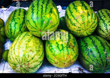 Gruppo di meloni d'acqua nel mercato per la vendita Foto Stock