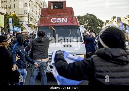 9 luglio 2020, Buenos Aires, capitale federale, Argentina: Nonostante i tentativi di alcuni manifestanti di evitare aggressioni contro il giornalista e youtuber Ezequiel Guazzora e contro il camion di trasmissione del canale di notizie C5N, un altro grande gruppo di violenti manifestanti ha attaccato i giornalisti nel bel mezzo della manifestazione anti-quarantena ''Banderazo Federal''', Nell'Obelisco della Città di Buenos Aires e contro il governo del Presidente Alberto FernÃ¡ndez, chiedendo ''libertà di espressione'', ''libertà e giustizia'' e nel quadro della Giornata dell'Indipendenza, che si celebra tra Foto Stock