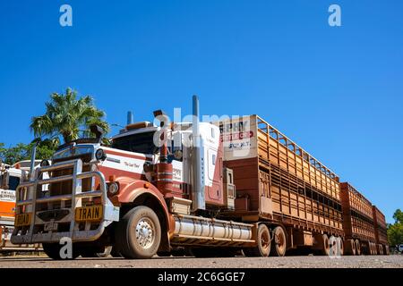 Un camion del treno di Kenworth Road parcheggiato sul lato della strada nel territorio del Nord dell'Australia. Foto Stock