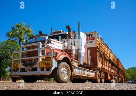 Un camion del treno di Kenworth Road parcheggiato sul lato della strada nel territorio del Nord dell'Australia. Foto Stock