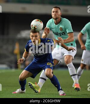 Verona, Italia. 9 luglio 2020. Darko Lazovic (L) di Hellas Verona vies con Milano Skriniar di Inter Milan durante la Serie Italiana UNA partita di calcio tra Hellas Verona e Inter Milan a Verona, Italia, 9 luglio 2020. Credit: Alberto Lingria/Xinhua/Alamy Live News Foto Stock