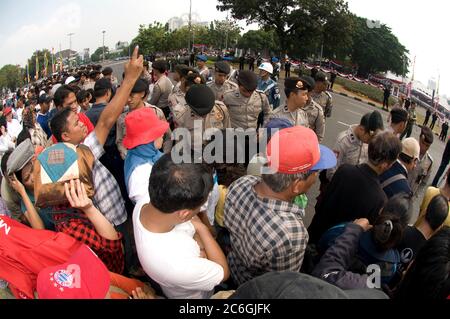 Folla con i soldati, 17 agosto 2009 cerimonia Hari Kemerdekaan, vicino al Palazzo Presidenziale, Giacarta, Indonesia Foto Stock