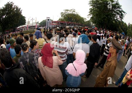 Folla con i soldati, 17 agosto 2009 cerimonia Hari Kemerdekaan, vicino al Palazzo Presidenziale, Giacarta, Indonesia Foto Stock