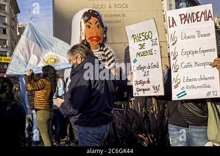 9 luglio 2020, Buenos Aires, capitale federale, Argentina: Dimostrazione anti-quarantena chiamata ''Banderazo'' il giorno dell'indipendenza argentina e al culmine delle infezioni da coronavirus. Dopo che l'ex presidente Mauricio Macri ha affermato che il governo Alberto FernÃ¡ndez sta cercando di ''progredire sulle libertà'' degli argentini, i manifestanti legati all'ex presidente, hanno messo in scena i cosiddetti ''banderazos' e ''honks'' con varie richieste, respingendo il governo nazionale. Foto Stock