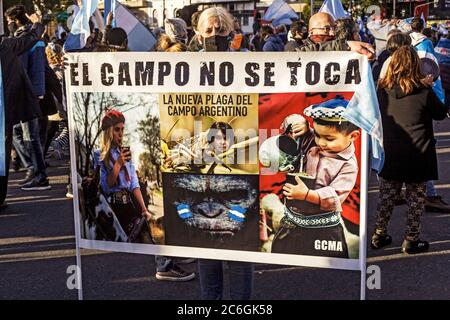 9 luglio 2020, Buenos Aires, capitale federale, Argentina: Dimostrazione anti-quarantena chiamata ''Banderazo'' il giorno dell'indipendenza argentina e al culmine delle infezioni da coronavirus. Dopo che l'ex presidente Mauricio Macri ha affermato che il governo Alberto FernÃ¡ndez sta cercando di ''progredire sulle libertà'' degli argentini, i manifestanti legati all'ex presidente, hanno messo in scena i cosiddetti ''banderazos' e ''honks'' con varie richieste, respingendo il governo nazionale. Foto Stock