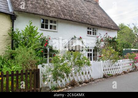 Cottage con tetto in paglia ad Avebury. Wiltshire, Inghilterra Foto Stock