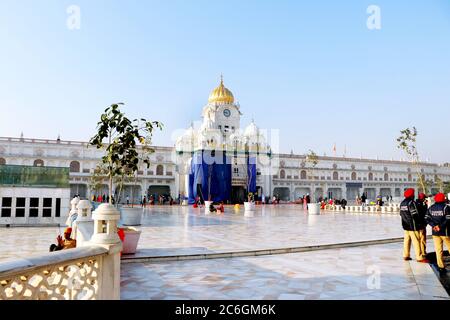 Amritsar, Punjab, India - Dicembre 03 2019: Bella vista del tempio dorato shri Harmandir Sahib ad Amritsar Foto Stock