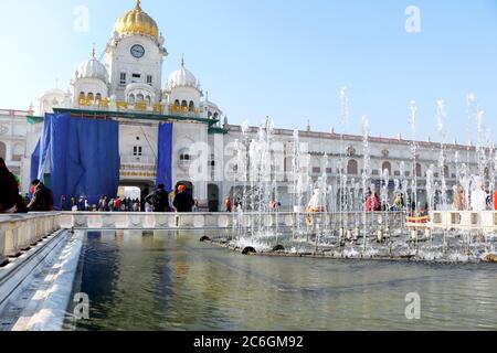 Amritsar, Punjab, India - Dicembre 03 2019: Bella vista del tempio dorato shri Harmandir Sahib ad Amritsar Foto Stock