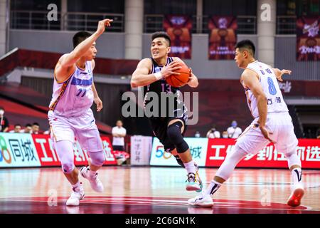 Il giocatore professionista di basket cinese Guo Ailun di Liaoning Flying Leopards, al centro, mantiene la palla durante una partita alla prima tappa di Chinese Baske Foto Stock