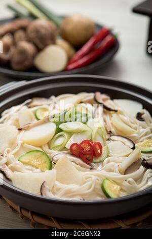 tagliatelle coreane sul tavolo (con vongole) Foto Stock