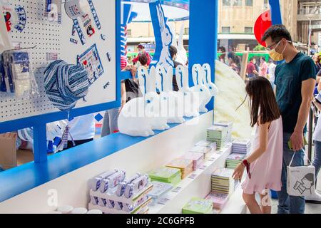 La gente acquista per il gelato di coniglio bianco ad un negozio a comparsa di coniglio bianco a Shanghai, Cina, 6 giugno 2020. Foto Stock