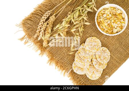 Cracker multi-cereale, concetto di alimentazione sana isolato su bianco. Foto Foto Stock