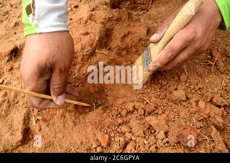 Gli scavi archeologici del sito Lingjiatan iniziano il 6 giugno, il sito occupa una superficie totale di quasi 400 metri quadrati e 6 box, e secondo Foto Stock