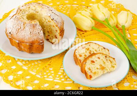 Torte fatte in casa, tulipani gialli su tavola di legno bianco. Foto Stock