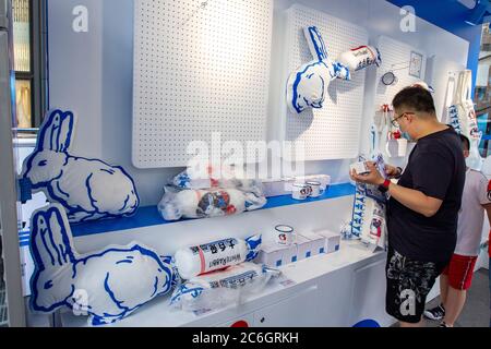 La gente acquista per il gelato di coniglio bianco ad un negozio a comparsa di coniglio bianco a Shanghai, Cina, 6 giugno 2020. Foto Stock