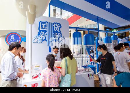 La gente acquista per il gelato di coniglio bianco ad un negozio a comparsa di coniglio bianco a Shanghai, Cina, 6 giugno 2020. Foto Stock