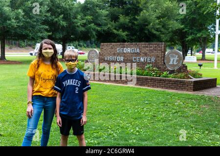 Tallapoosa, GA, USA: Turisti che indossano la maschera mentre visitano il Centro visitatori della Georgia durante la Pandemica COVID-19 Foto Stock