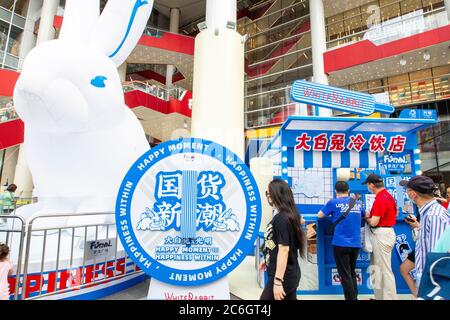 La gente acquista per il gelato di coniglio bianco ad un negozio a comparsa di coniglio bianco a Shanghai, Cina, 6 giugno 2020. Foto Stock