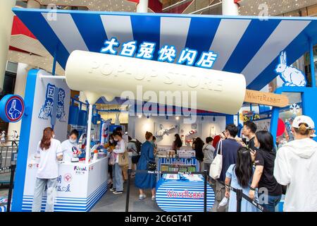 La gente acquista per il gelato di coniglio bianco ad un negozio a comparsa di coniglio bianco a Shanghai, Cina, 6 giugno 2020. Foto Stock