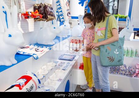 La gente acquista per il gelato di coniglio bianco ad un negozio a comparsa di coniglio bianco a Shanghai, Cina, 6 giugno 2020. Foto Stock