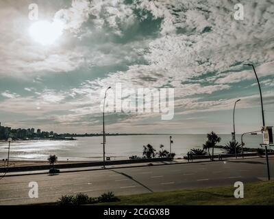 Mar del Plata, Buenos Aires, Argentina. Giugno 12 foto della costa con un cielo nuvoloso e nessuno. Concetto di blocco nel contesto del virus corona di Foto Stock